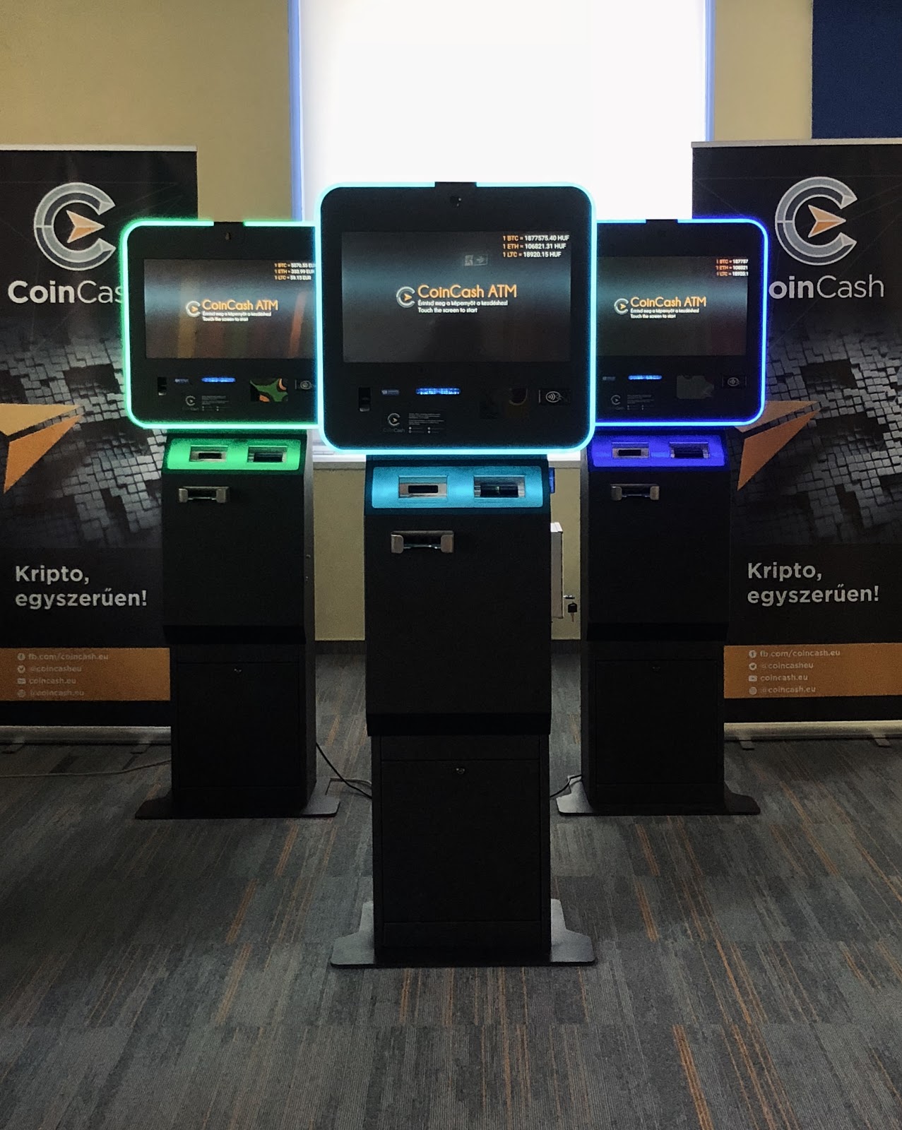 Bitcoin ATM-ek a CoinCash irodában.