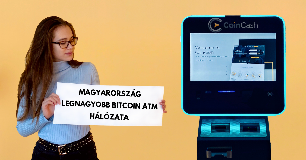 Lány kék felsőben egy Bitcoin ATM mellett.