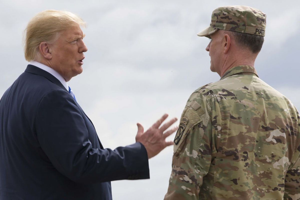 Donald Trump és egy katonai vezető beszélget